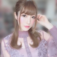 Dari penampilannya sekarang, terlihat jelas jika SaLA berusaha cukup keras untuk mengubah penampilan. Kini wanita tersebut tampil manis dengan makeup dan baju-baju cosplay yang feminin. Foto: Twitter @SaLA_cos