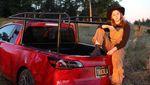 Nekat, Perempuan Ini Permak Tesla Jadi Pikap