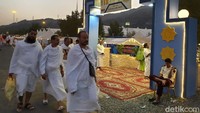 Lokasi tenda-tenda di Arafah dibagi atas asal negara dan jenis hajinya: reguler dan khusus. Untuk haji khusus, layanan dan fasilitas tiap tenda pemondokan berbeda-beda. Tergantung dari biro travel masing-masing.