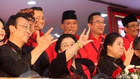 Megawati, Puan Maharani dan Prananda Prabowo berpose tiga jari saat mengelar jumpa pers.