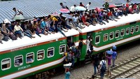 Penumpang terlihat di kereta yang penuh sesak menjelang liburan Idul Adha. Foto: Dok. Str/Xinhua