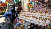 Berbagai macam dagangan dijual di sini seperti pakaian, sepatu, permen, hingga makanan dan minuman yang akan digunakan di hari raya. Foto: Dok. Str/Xinhua