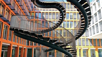 Umschreibung, Jerman. Tangga ini tidak akan membawa kalian ke mana pun. Tapi desainnya memang keren. Foto: via Brainberries. 