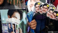 Sejumlah merchandise Siwon dijual di luar venue. Foto: (Febrina Arifin/detikHOT)