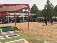 Dipimpin Mendag, Cosmas Batubara Dimakamkan di TMP Kalibata Secara Militer