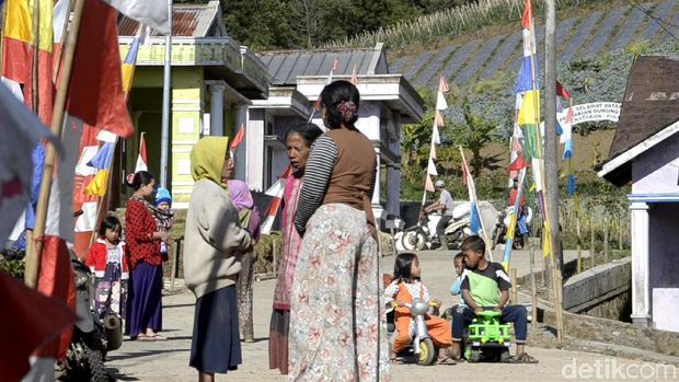 Berjarak 4,6 Km, Warga Ini Tak Risau Gunung Slamet Aktif