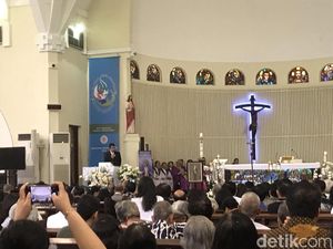 Di Misa Pelepasan, Anak Cerita Mendiang Cosmas Batubara Ajarkan Integritas