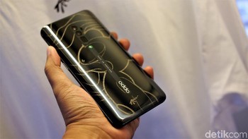Darbotz, Arkiv Vilmansa, dan Ronald Apriyan membuat Oppo Reno 10x Zoom dengan ukiran yang lebih komplek dan hanya tersedia masing-masing satu unit.  Foto: Adi Fida Rahman/detikINET