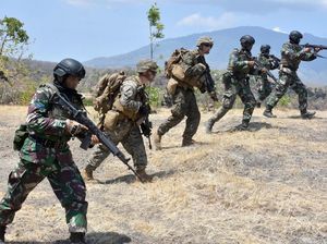 Kerjasama Bermanuver, TNI AL dan Marinir Amerika Hancurkan Musuh