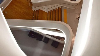 Tangga di Design Plaza, Seoul, Korea Selatan. Sekilas tangga ini terlihat biasa, tapi dari sisi desain disebut yang paling baik dan tidak terlalu neko-neko. Foto: via Brainberries.  