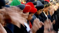 Jamaah An Nadzir melaksanakan Salat Idul Adha di kampung Butta Ejayya, Kecamatan Bontomarannu, Kabupaten Gowa, Sulawesi Selatan, Sabtu (10/8/2019). ANTARA FOTO/Abriawan Abhe.