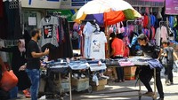 Pasar di Gaza sendiri tidak memiliki dekorasi khas yang terkait dengan pesta. Meskipun pasar penuh dengan barang, sebagian besar pelanggan tidak memiliki sarana untuk membeli bahkan produk yang paling dasar, termasuk roti, beras dan daging. Foto: Dok. Str/Xinhua