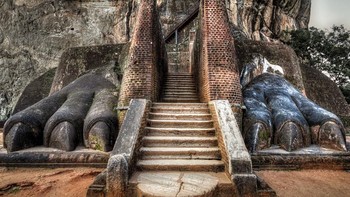 Lion Rock, Sigiriya, Sri Lanka. Lion Rock berusia 1.500 tahun memiliki tinggi 660 kaki dan jumlah anak tangga sebanyak 1.200 langkah. Foto: via Brainberries