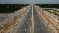 Jalan raya yang dikenal sebagai M5 di Pakistan ini dirancang untuk kecepatan hingga 120 km/jam. Foto: Dok. Xinhua/Ahmad Kamal