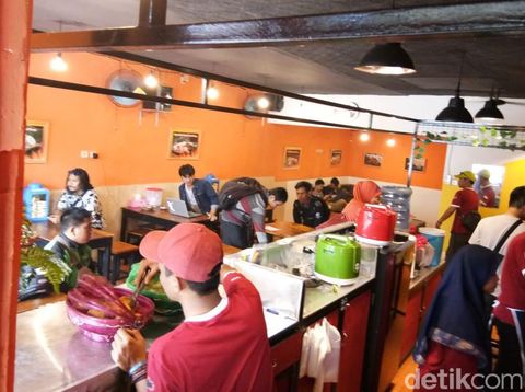 Pedes Krenyes Nikmatnya Ayam Geprek Sambal Tauge 