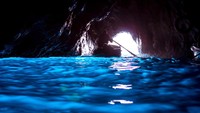 Blue Grotto jika ditermjemahkan memiliki arti Gua Biru. Tak ayal, gua ini masuk salah satu gua terindah di dunia! (iStock)