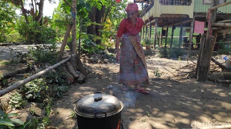 Elpiji 3 Kg Langka, Warga Maros Pakai Kayu Bakar untuk Masak Jelang Idul Adha Elpiji 3 Kg Langka, Warga Maros Pakai Kayu Bakar untuk Masak Jelang Idul Adha