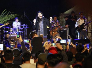 Virzha Hibur Pengunjung Festival Bunga Tomohon