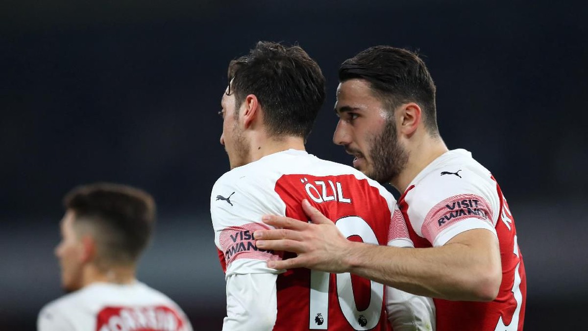 Mesut Oezil dan Sead Kolasinac. (Foto: Catherine Ivill/Getty Images)