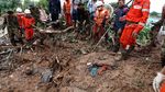Evakuasi Korban Longsor di Myanmar