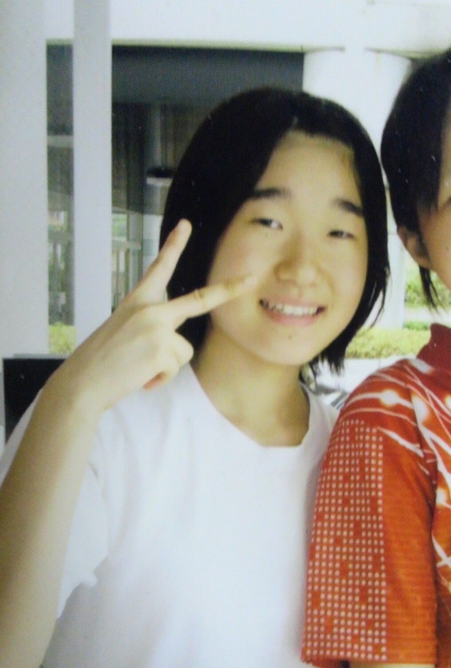 Aku lahir di keluarga agrikultural di Prefektur Saga dan aku bahagia tapi aku digoda karena penampilan wajahku dan saat kelulusan SMA, seseorang meledekku, berkata, Aku takjub kamu bisa hidup dengan wajah seperti itu, tulisnya di Twitter. Foto: Twitter @SaLA_cos