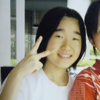 Aku lahir di keluarga agrikultural di Prefektur Saga dan aku bahagia tapi aku digoda karena penampilan wajahku dan saat kelulusan SMA, seseorang meledekku, berkata, Aku takjub kamu bisa hidup dengan wajah seperti itu, tulisnya di Twitter. Foto: Twitter @SaLA_cos