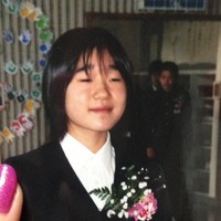 SaLA tentu sakit hati dengan tindakan teman-temannya. Karena itu, ia berusaha mengubah penampilan setelah lulus SMA. Foto: Twitter @SaLA_cos