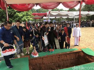 Dipimpin Mendag, Cosmas Batubara Dimakamkan di TMP Kalibata Secara Militer