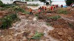 Evakuasi Korban Longsor di Myanmar