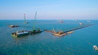 Pelabuhan yang ditargetkan akan selesai pada 2020 ini ditargetkan untuk mengurangi biaya logistik dengan mendekatkan pusat produksi pada pelabuhan yang akan menciptakan ketahanan ekonomi. Pool/PT Wijaya Karya (Persero) Tbk.