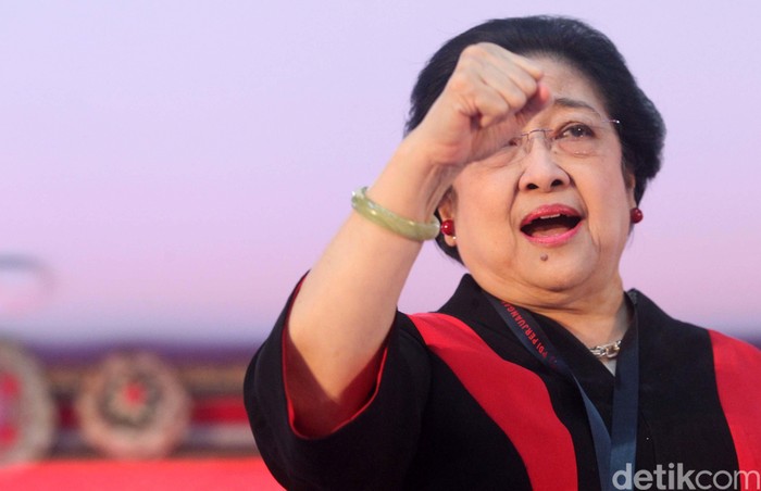 Ketua Umum PDIP Megawati Soekarnoputri menutup Kongres V PDIP di Bali, Sabtu (10/8). Mega sempat berpose tiga jari bersama kedua anaknya Puan dan Prananda.