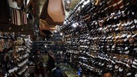 Di Yaman, orang-orang membeli sepatu di pasar. Foto: Dok. Mohammed Mohammed/Xinhua