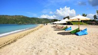 Pantai-pantai cantik, bisa traveler temukan di Mandalika. Selain itu, KEK ini juga menjadi tuan rumah MotoGP 2021 lho (Kementerian PUPR)