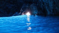 Warna biru di guanya berasal dari refleksi atau pantulan cahaya matahari yang masuk dari mulut gua dan juga dari rongga bawah air, serta lubang-lubang kecil di dinding gua (iStock)