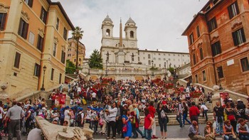 Tangga Spanyol, Roma, Italia. Jika kalian pernah ke Roma, pastikan untuk melihat Tangga Spanyol dengan 135 anak tangga. Foto: via Brainberries. 