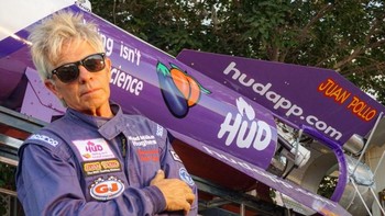 Ini sosok Mike Hughes, yang ingin membuktikan bahwa bumi itu datar dengan ekperimennya, yaitu meluncurkan diri sendiri memanfaatkan roket hasil buatannya. Foto: Facebook