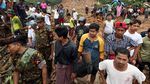 Evakuasi Korban Longsor di Myanmar
