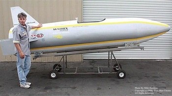 Ia mengatakan NASA sudah dikendalikan oleh relawan Bumi bulat, dan Elon Musk membuat roket palsu dari balon udara. Foto: Facebook