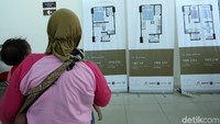 Warga melihat peta rumah DP 0.
