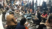 Ada juga yang memilih untuk duduk di sekitar venue hingga antrean berkurang. Foto: (Febrina Arifin/detikHOT)
