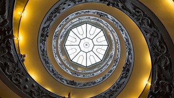 Tangga Momo, Vatikan. Sebenarnya ada dua set tangga di sini, satu untuk arah naik dan yang lainnya mengarah ke bawah. Foto: via Brainberries. 