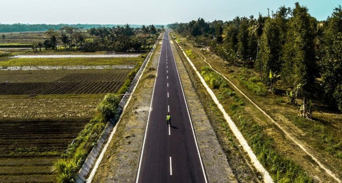 Pemerintah terus meningkatkan kemantapan jalan Pantai Selatan (Pansela) Jawa sepanjang 1.405 km yang membentang dari Provinsi Banten hingga Jawa Timur. Yuk lihat.