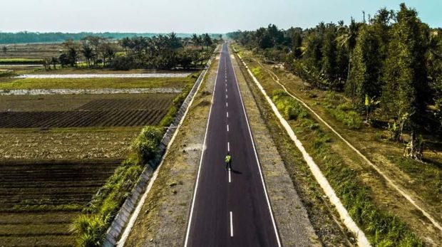 Pemerintah terus meningkatkan kemantapan jalan Pantai Selatan (Pansela) Jawa sepanjang 1.405 km yang membentang dari Provinsi Banten hingga Jawa Timur. Yuk lihat.