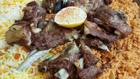 Ruz Mandhi Lamn atau nasi mandi kambing juga biasa disajikan bersama dengan nasi kebuli di restoran Timur Tengah. Foto : Instagram @soviera6