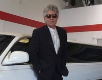 Mike Hughes, sang penganut bumi datar yang ingin membuktikan bahwa bumi itu tidak bulat.