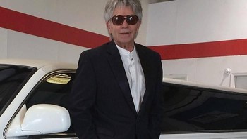 Sehari-harinya, dia adalah pengemudi mobil limosin. Foto: Facebook