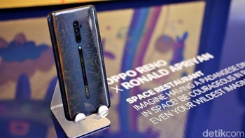 Ronald Apriyan merupakan pelukis yang tinggal di Yogyakarta. Karyanya tak hanya diminati oleh pecinta seni di Indonesia, tapi juga sejumlah negara lainnya. Untuk Oppo Reno 10x Zoom seri Ronald Apriyan,dia menggunakan goresan penuh warna untuk menuangkan imajinasi memakan Nasi Padang di luar angkasa. Foto: Adi Fida Rahman/detikINET