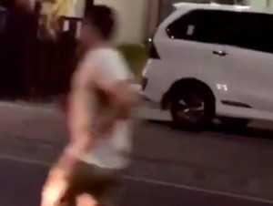 Kungfu Tendang Pemotor hingga Tabrakkan Diri, Bule Aussie Dites Narkoba