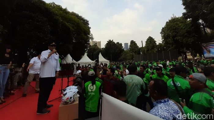 Foto: Menhub Budi Karya Nyate Bareng Driver Ojol (Achmad Dwi Afriyadi/detikFinance) Foto: Menhub Budi Karya Nyate Bareng Driver Ojol (Achmad Dwi Afriyadi/detikFinance)