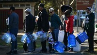 Warga Cape Town yang tengah mengantre untuk ambil air bersih dari salah satu kolam renang. Istimewa/Straitstimes.